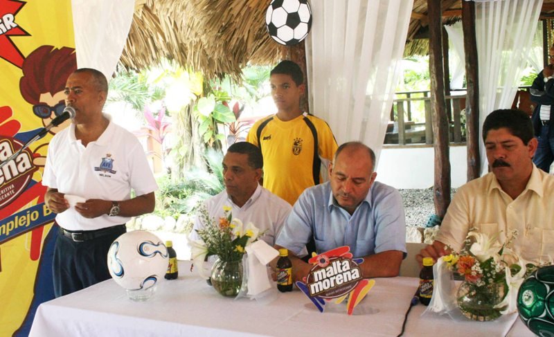 El presidente de la AFE el inquieto Nelson Peña explica los detalles de la justa